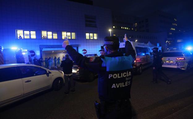 Vídeo | El homenaje de la Policía a los sanitarios del Hospital de San Agustín