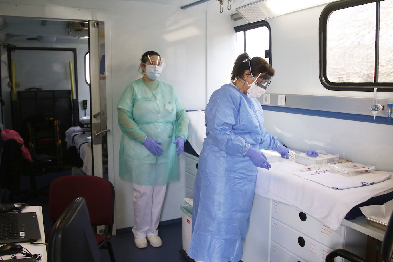 El Servicio de Salud del Principado de Asturias (Sespa) ha comenzado en el Hospital de Cabueñes las pruebas de detección de coronavirus en personal hospitalario. Las tomas de muestras se llevan a cabo en la unidad de apoyo logístico y sanitario instalada en el parking próximo a la entrada de urgencias. El personal ha sido citado vía telefónica, comenzando por los trabajadores que se encontraban en cuarentena. A lo largo de este martes y del miércoles se realizarán las pruebas a los trabajadores del Hospital San Agustín y del Hospital Universitario Central de Asturias (HUCA). 