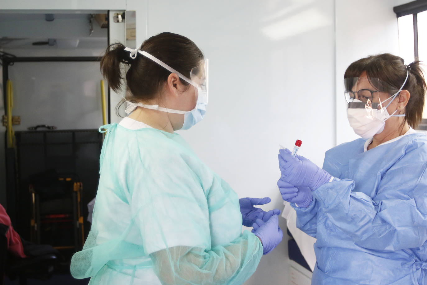 El Servicio de Salud del Principado de Asturias (Sespa) ha comenzado en el Hospital de Cabueñes las pruebas de detección de coronavirus en personal hospitalario. Las tomas de muestras se llevan a cabo en la unidad de apoyo logístico y sanitario instalada en el parking próximo a la entrada de urgencias. El personal ha sido citado vía telefónica, comenzando por los trabajadores que se encontraban en cuarentena. A lo largo de este martes y del miércoles se realizarán las pruebas a los trabajadores del Hospital San Agustín y del Hospital Universitario Central de Asturias (HUCA). 