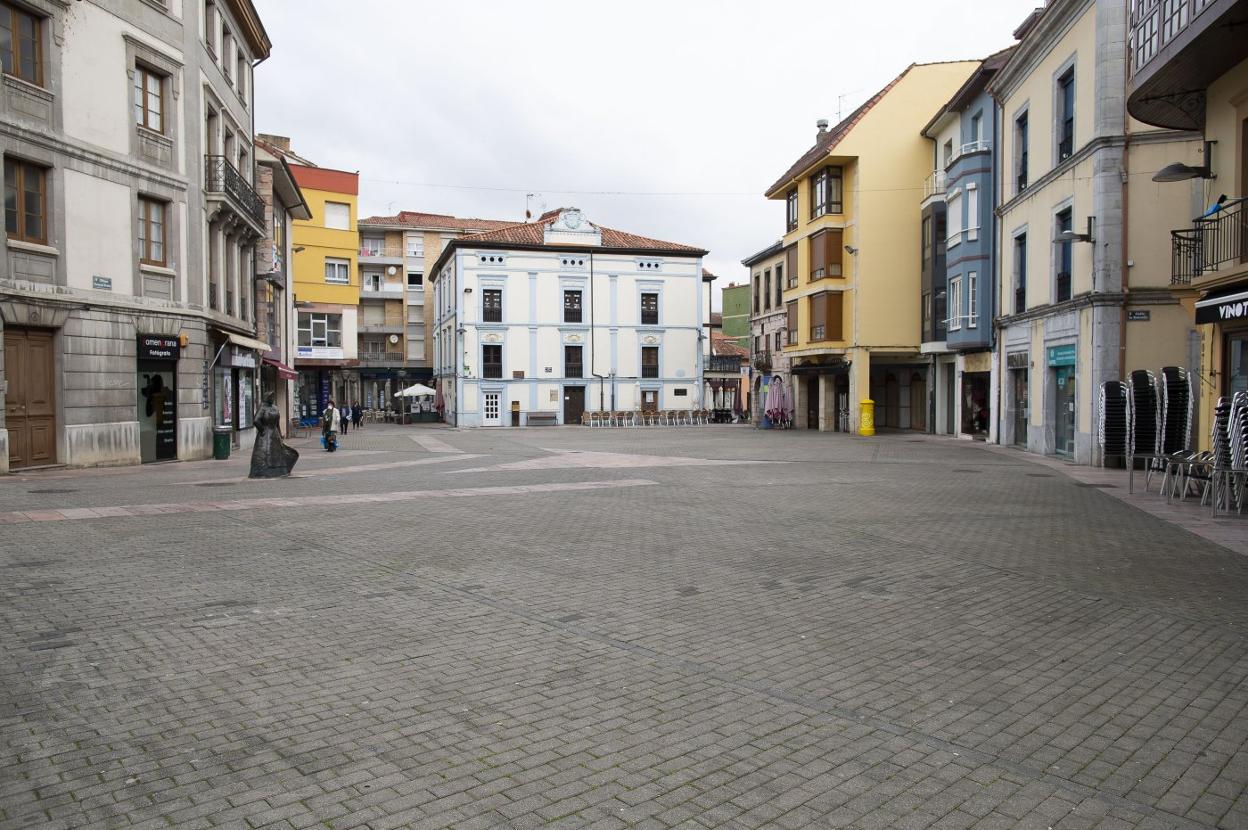 Una de las plazas de la localidad, completamente desierta al mediodía. 