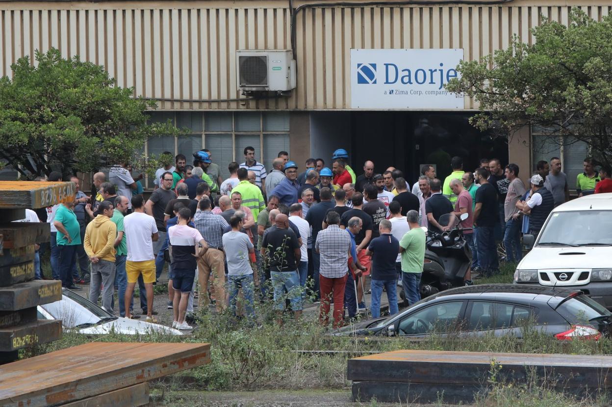 Trabajadores de Daorje, concentrados en agosto del año pasado, delante de las oficinas de la compañía en Tabaza. 