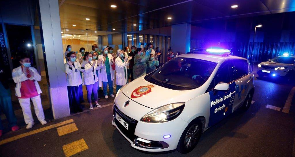 A las 20 horas, como sucede a diario, los profesionales de la sanidad recibieron el reconocimiento de los ciudadanos, así como de la Policía y ambulancias.