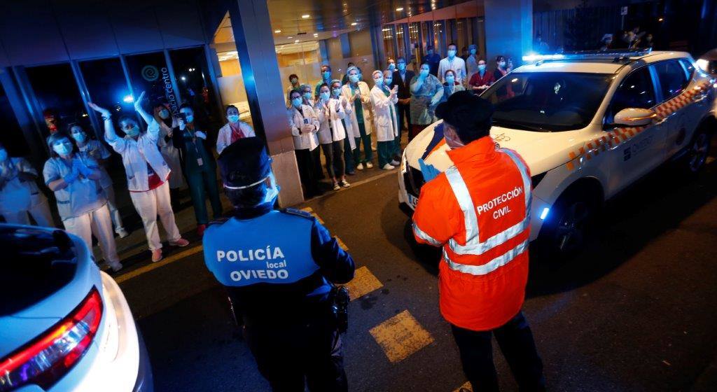 A las 20 horas, como sucede a diario, los profesionales de la sanidad recibieron el reconocimiento de los ciudadanos, así como de la Policía y ambulancias.