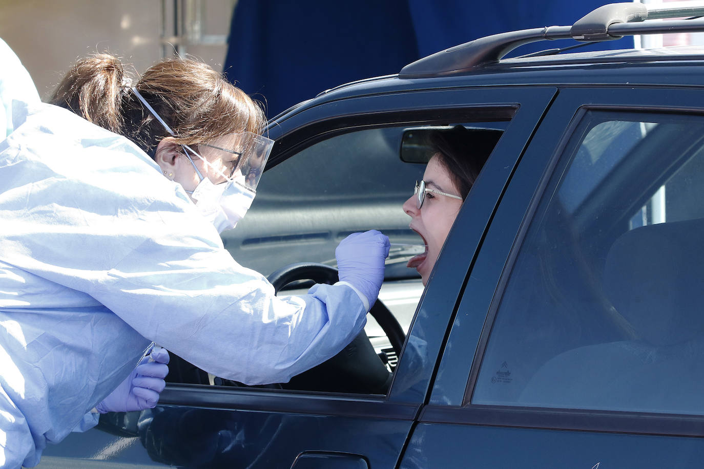 Los sospechosos de haber contraído el Covid-19 llegan en coche hasta el exterior del complejo hospitalario, donde personal del laboratorio les toma una muestra sin necesidad de que se bajen del vehículo.