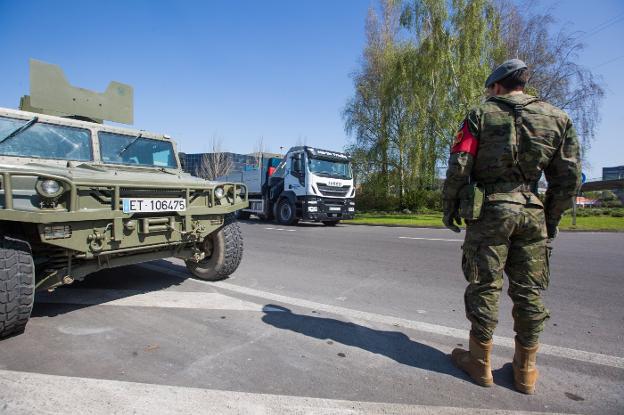 Coronavirus en Asturias | La Brigada de Infantería Ligera despliega en la ciudad varias unidades de control 