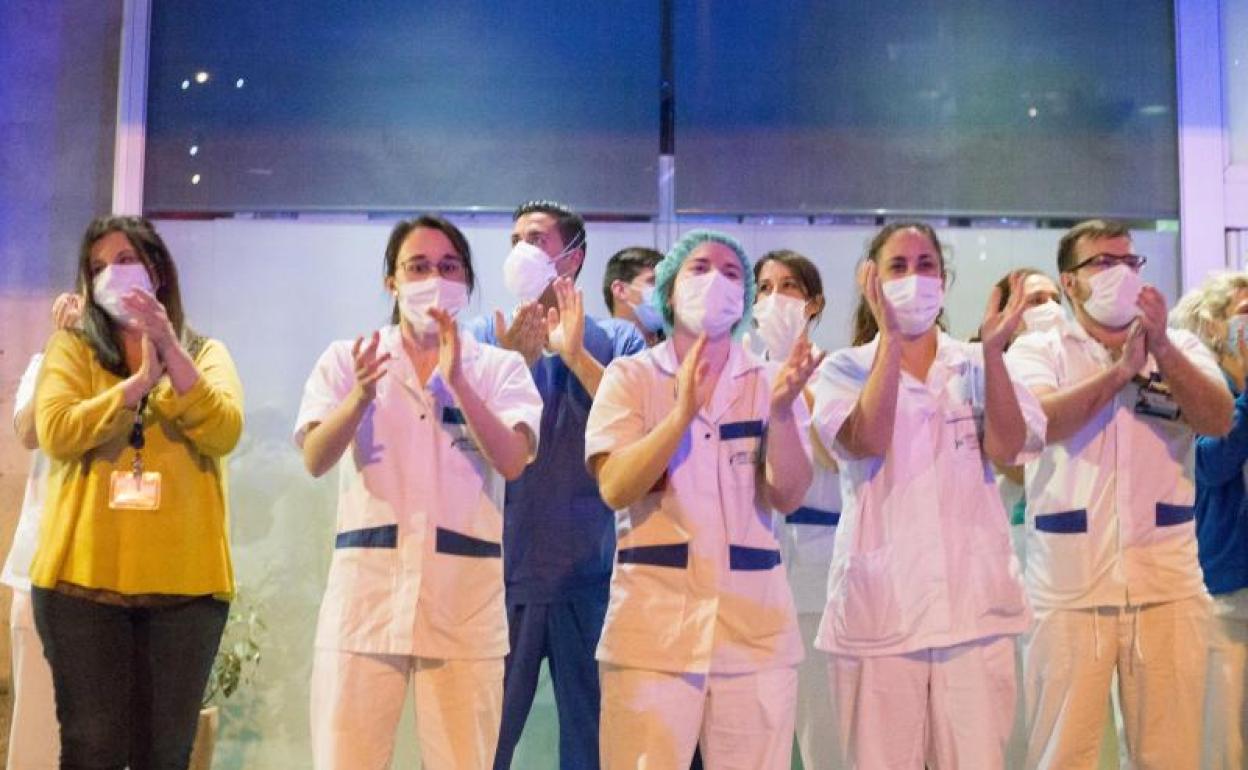 Una juez da a Ayuso 24 horas para proporcionar equipos de protección a los sanitarios