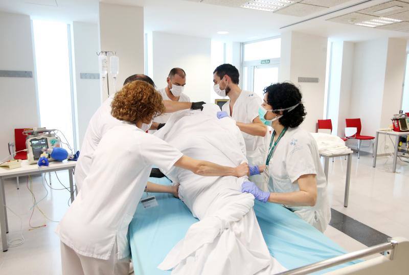 El Hospital Central de Asturias (HUCA) ha puesto en marcha este jueves un curso de formación dirigido a personal sanitario sobre el método de asistencia respiratoria mecánica en posición prona (boca abajo) del que se beneficiarán unos 150 profesionales vinculados al tratamiento de pacientes afectados por el COVID-19.