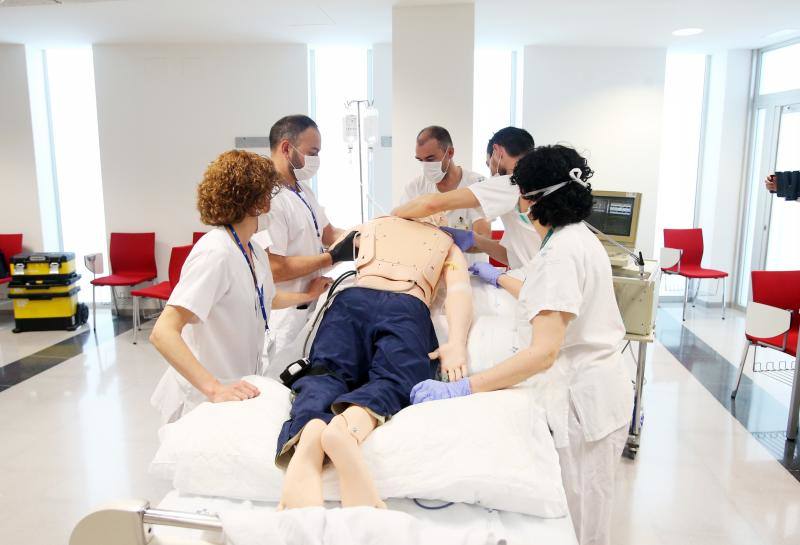 El Hospital Central de Asturias (HUCA) ha puesto en marcha este jueves un curso de formación dirigido a personal sanitario sobre el método de asistencia respiratoria mecánica en posición prona (boca abajo) del que se beneficiarán unos 150 profesionales vinculados al tratamiento de pacientes afectados por el COVID-19.