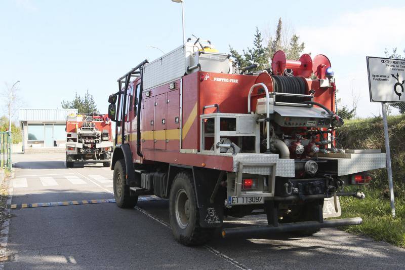 La Unidad Militar de Emergencia (UME), dependiente del Ministerio de Defensa, se desplazó este jueves hasta el Centro Penitenciario de Asturias para iniciar las labores de desinfección de sus dependencias.