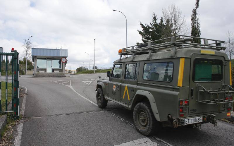 La Unidad Militar de Emergencia (UME), dependiente del Ministerio de Defensa, se desplazó este jueves hasta el Centro Penitenciario de Asturias para iniciar las labores de desinfección de sus dependencias.