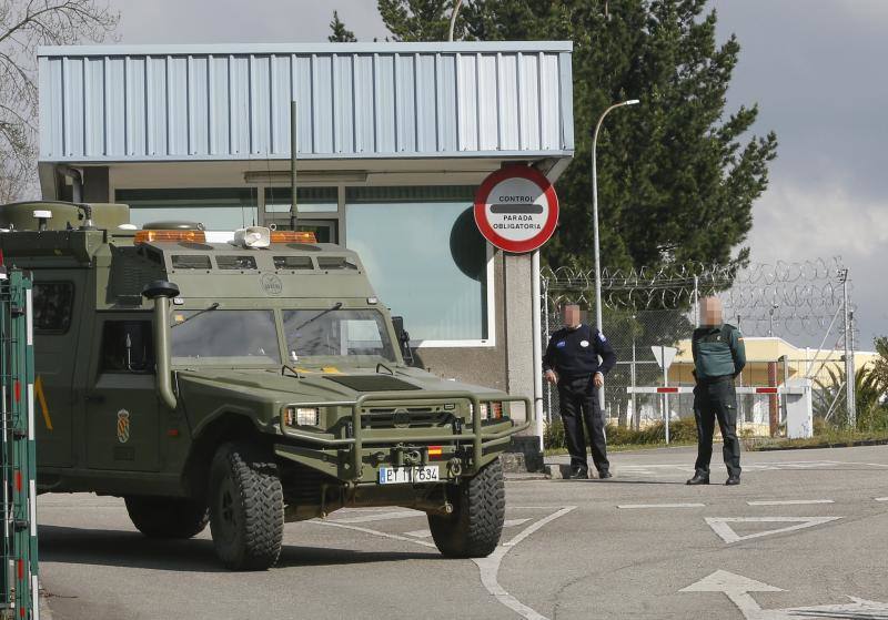 La Unidad Militar de Emergencia (UME), dependiente del Ministerio de Defensa, se desplazó este jueves hasta el Centro Penitenciario de Asturias para iniciar las labores de desinfección de sus dependencias.