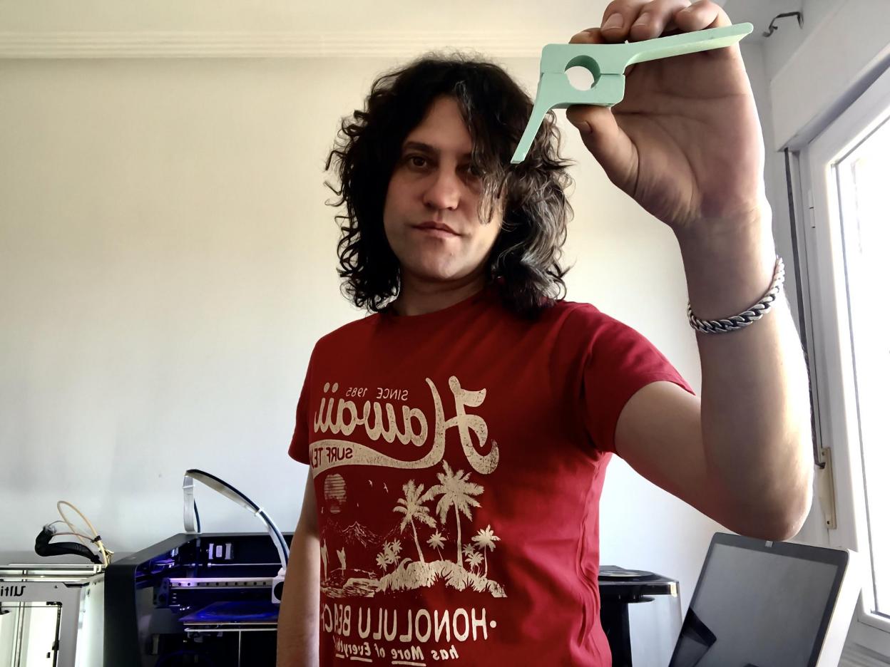 Marcos Pérez y Borja Ferrer, con los prototipos de los adaptadores para las puertas. 