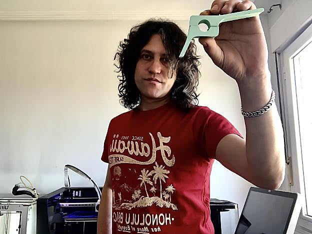 Coronavirus en Asturias | «Hacemos adaptadores para que las puertas se abran con el antebrazo»