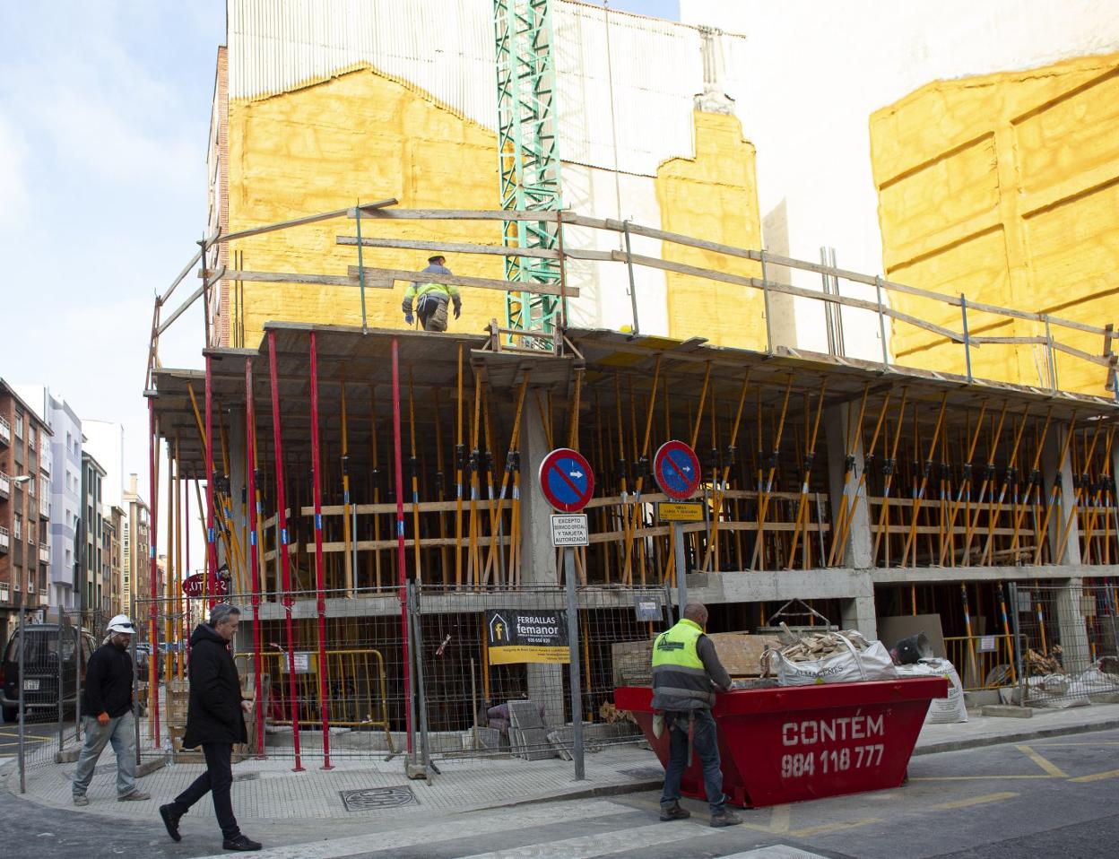 Trabajadores de la construcción, en una obra en Gijón. 