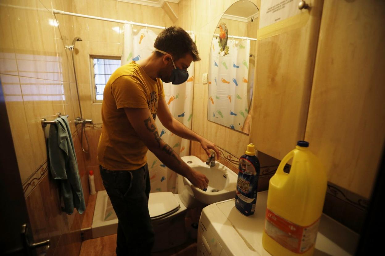 Gabriel González, en su piso de Langreo. 