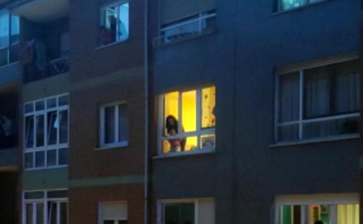 Paula Rodríguez, junto a su madre Yolanda Sánchez, en la ventana de su domicilio viendo cómo la Policía Local hacía sonar el 'Cumpleaños feliz' desde el coche patrulla. 