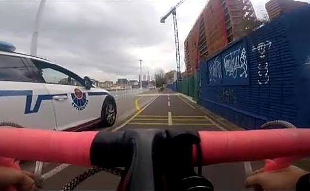 La ley resuelve la discusión entre un ertzaina y un ciclista: a trabajar sí se puede ir en bici