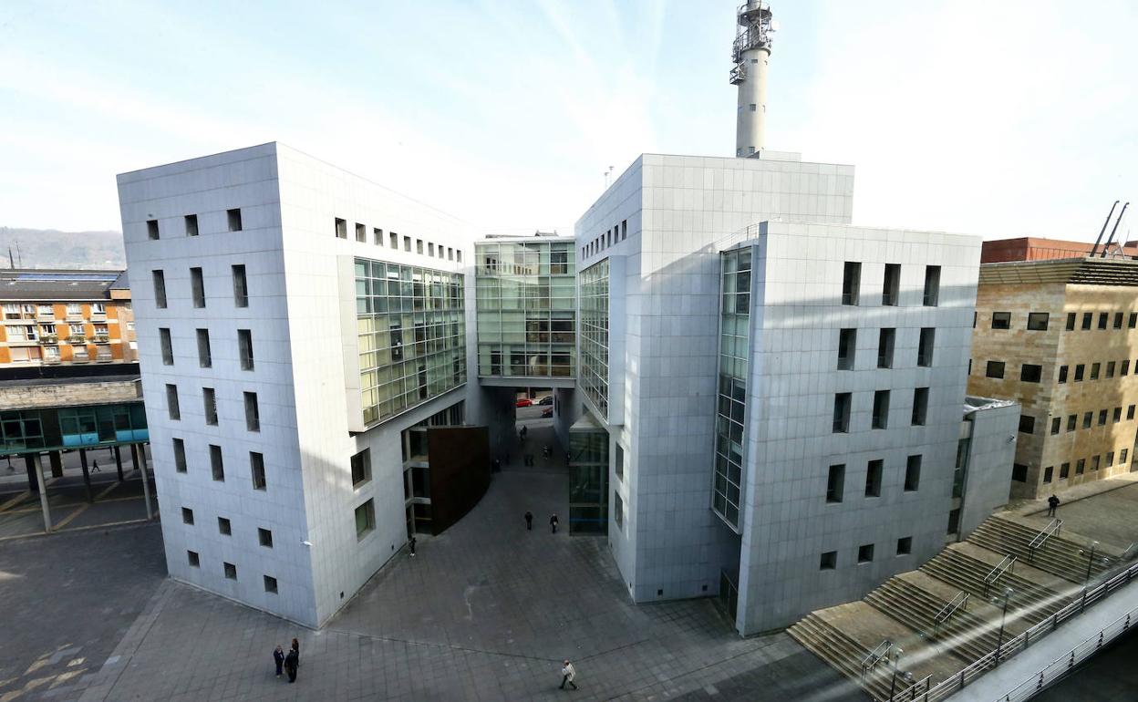 Penas de entre cuatro y cinco años para los cuatro acusados de robar en viviendas de Oviedo