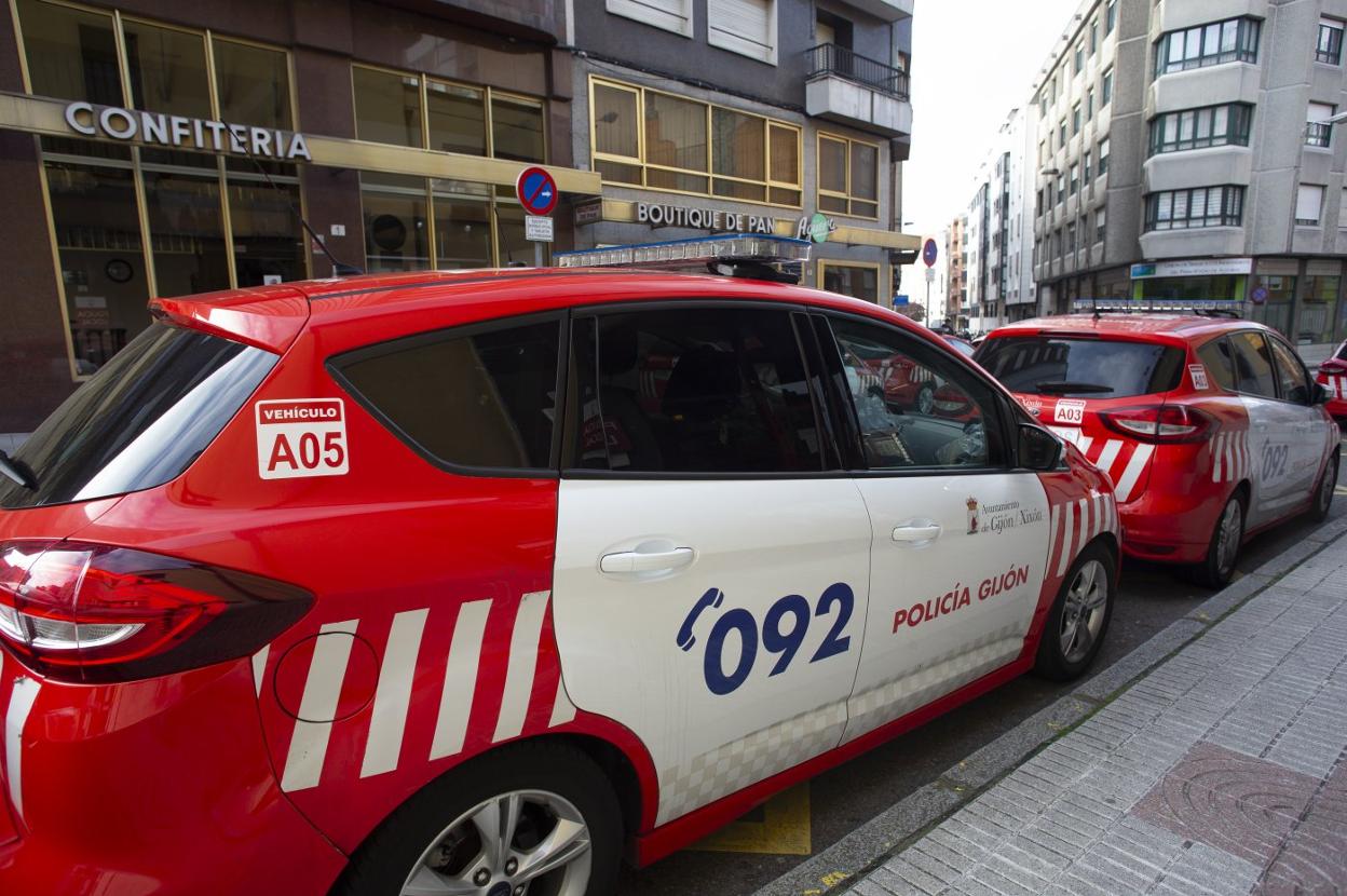 Dos vehículos de la Policía Local, frente a la Jefatura. 