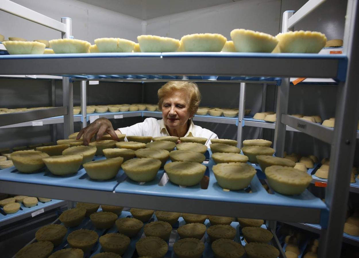 Marigel Alvarez Martínez, de la Quesería Redes, muestra cómo se elabora el queso Casín. 