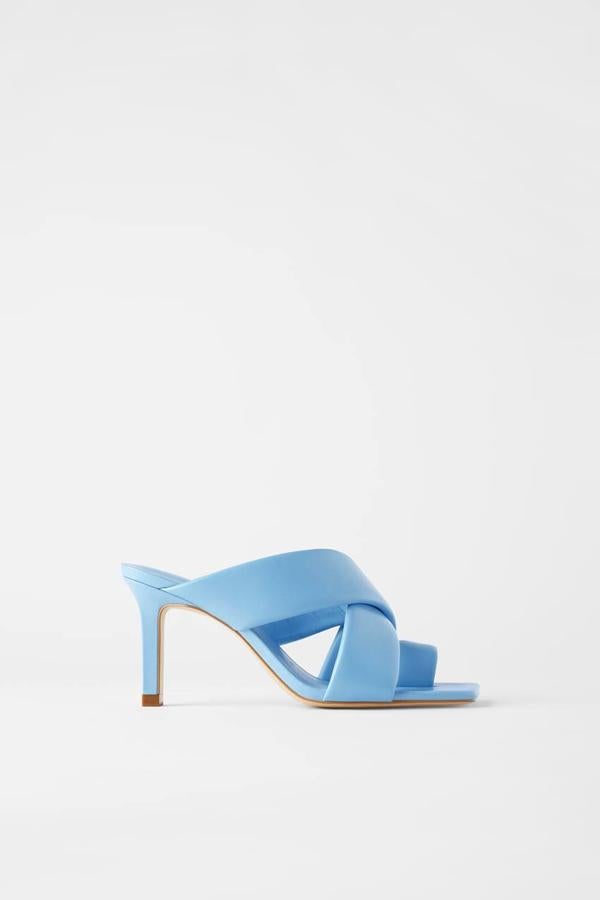 Sandalia con tacón de piel acolchada en color azul celeste de Zara, 49,95 euros.