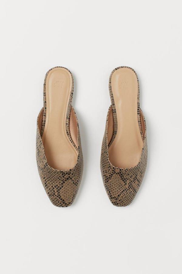 Sandalias con estampado de serpiente cerradas por la parte delantera de H&M, 14,99 euros.