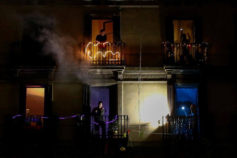 El confinamiento por el coronavirus obliga a reinventar técnicas de socialización. Tanto los asturianos como el resto de españoles no dudan en asomarse al balcón para ver algún rayo de sol, leer o, incluso, tomar el vermú con los vecinos. 