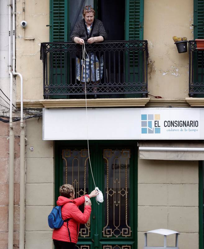 El confinamiento por el coronavirus obliga a reinventar técnicas de socialización. Tanto los asturianos como el resto de españoles no dudan en asomarse al balcón para ver algún rayo de sol, leer o, incluso, tomar el vermú con los vecinos. 