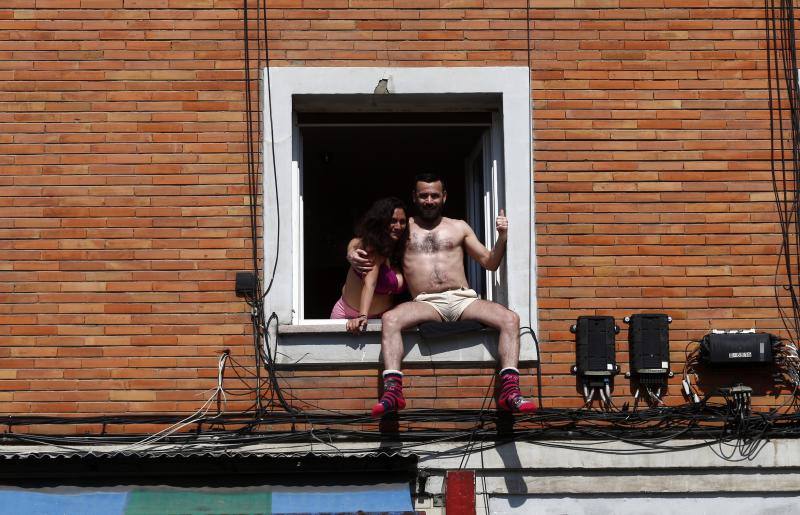 El confinamiento por el coronavirus obliga a reinventar técnicas de socialización. Tanto los asturianos como el resto de españoles no dudan en asomarse al balcón para ver algún rayo de sol, leer o, incluso, tomar el vermú con los vecinos. 