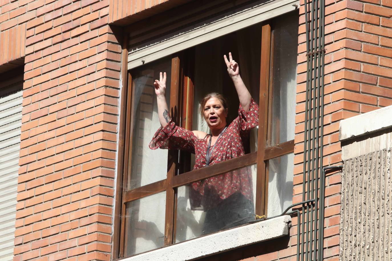 El confinamiento por el coronavirus obliga a reinventar técnicas de socialización. Tanto los asturianos como el resto de españoles no dudan en asomarse al balcón para ver algún rayo de sol, leer o, incluso, tomar el vermú con los vecinos. 