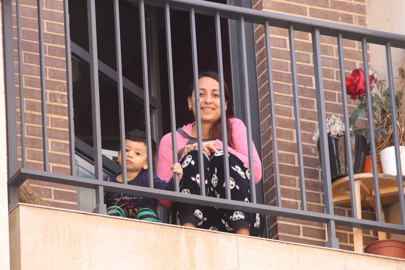 El confinamiento por el coronavirus obliga a reinventar técnicas de socialización. Tanto los asturianos como el resto de españoles no dudan en asomarse al balcón para ver algún rayo de sol, leer o, incluso, tomar el vermú con los vecinos. 