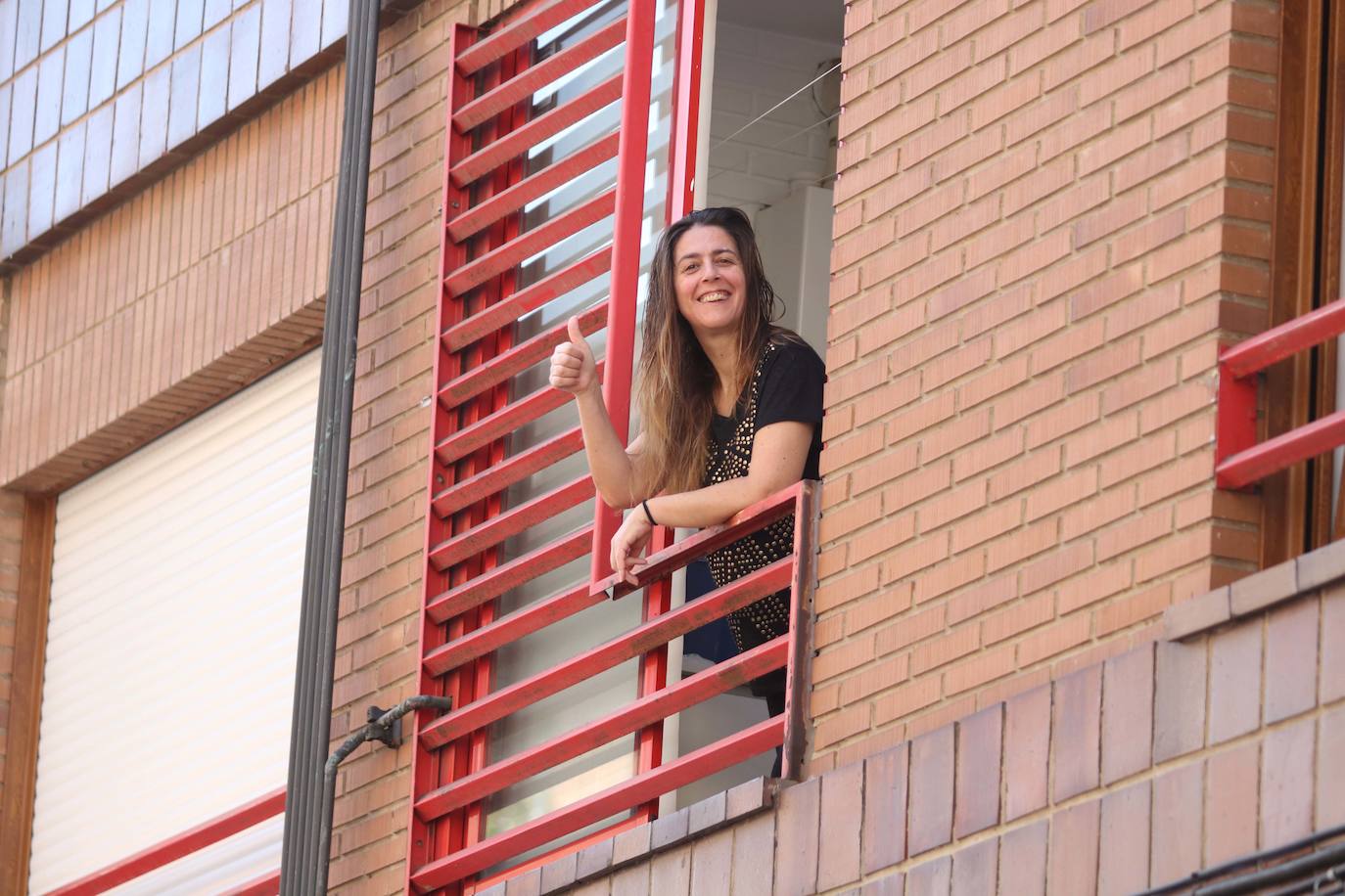 Los ovetenses salieron este mediodía a las ventanas y terrazas para celebrar una peculiar sesión vermú.