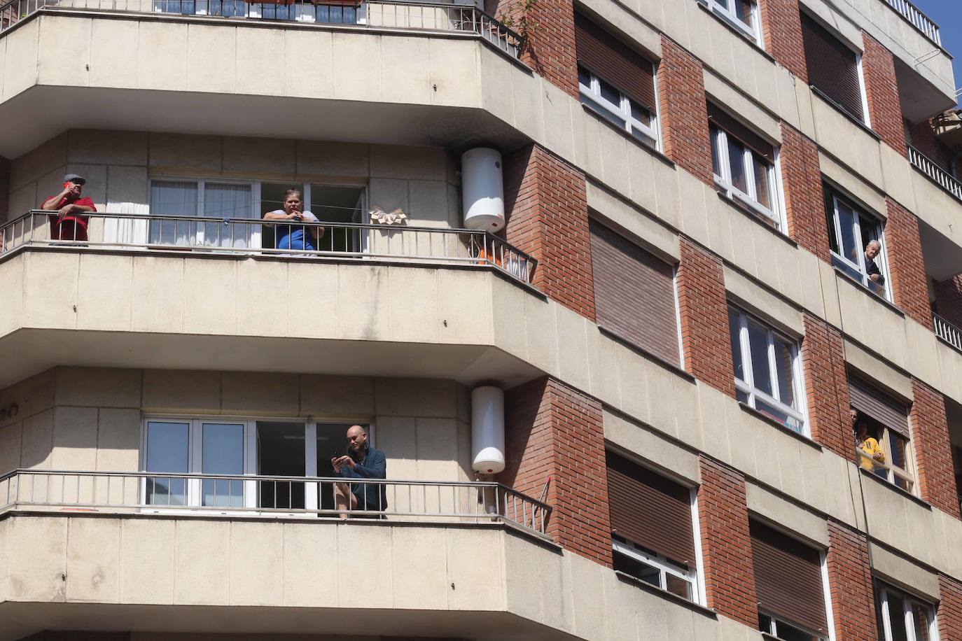 Los ovetenses salieron este mediodía a las ventanas y terrazas para celebrar una peculiar sesión vermú.