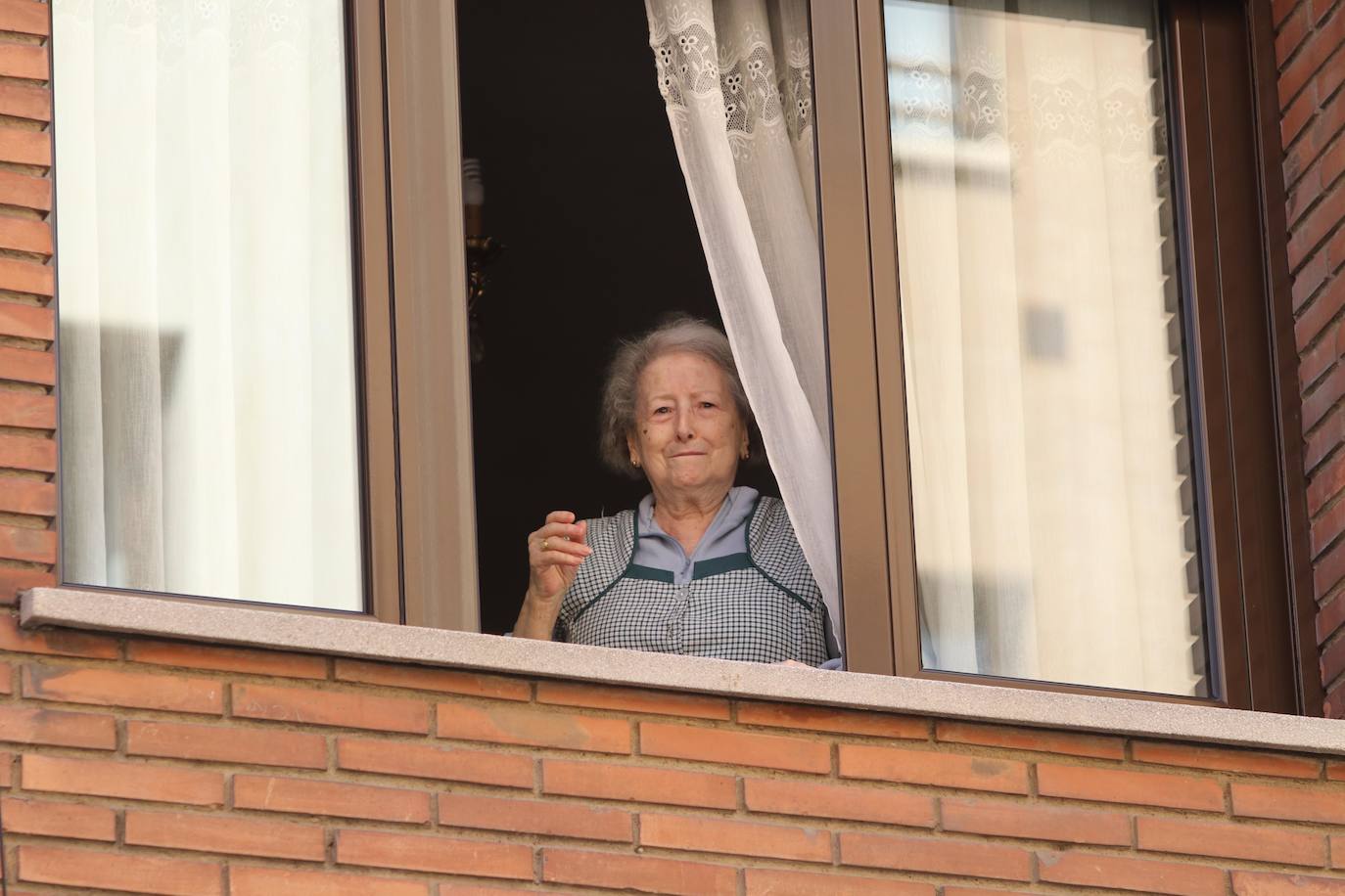 Los ovetenses salieron este mediodía a las ventanas y terrazas para celebrar una peculiar sesión vermú.