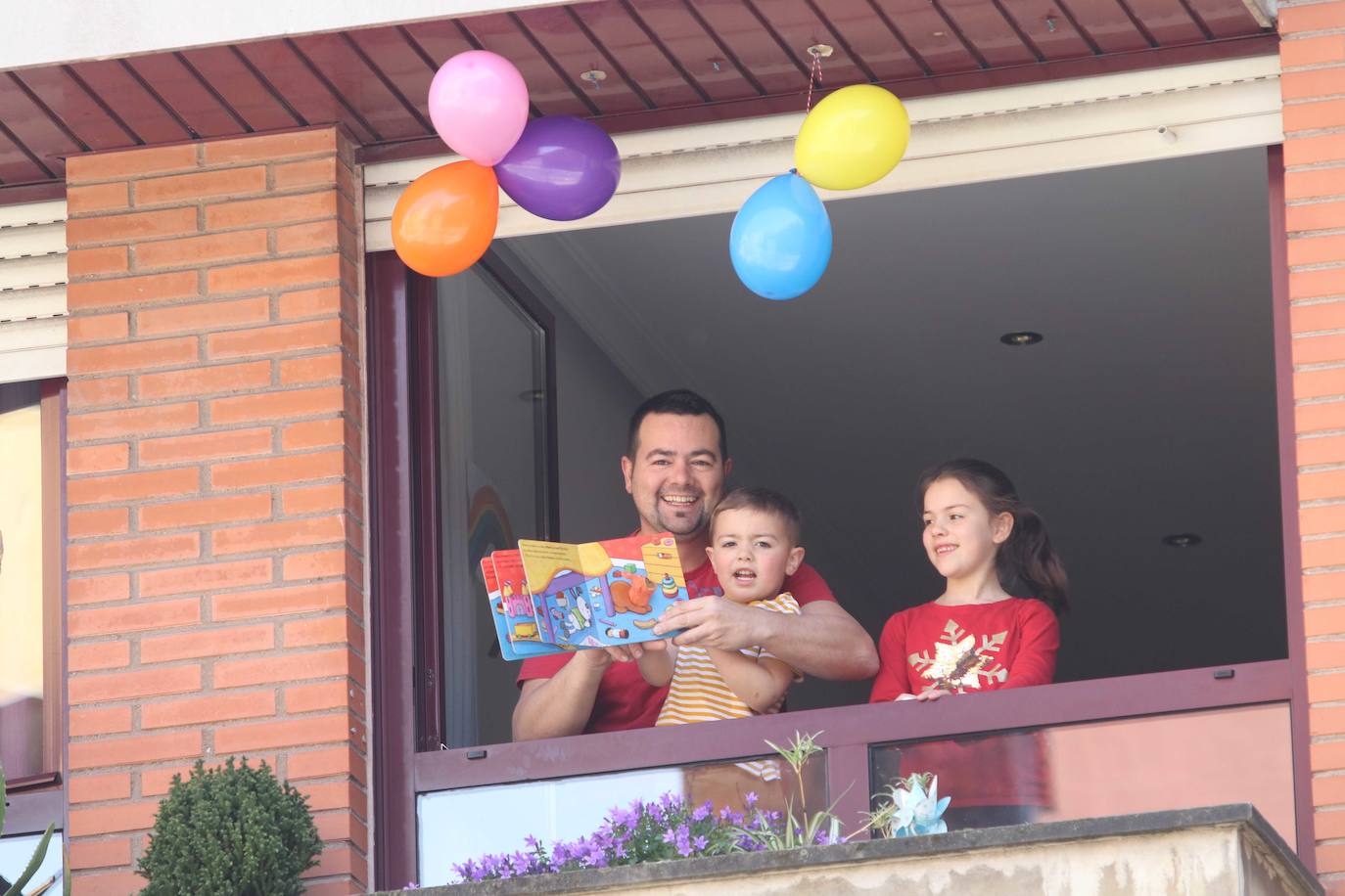 Los ovetenses salieron este mediodía a las ventanas y terrazas para celebrar una peculiar sesión vermú.