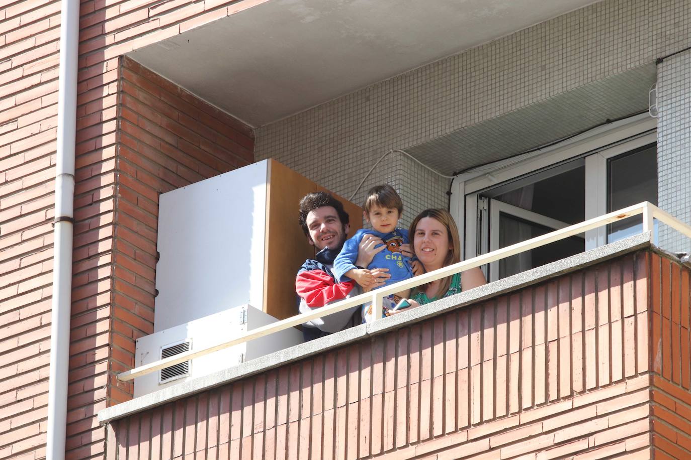 Los ovetenses salieron este mediodía a las ventanas y terrazas para celebrar una peculiar sesión vermú.