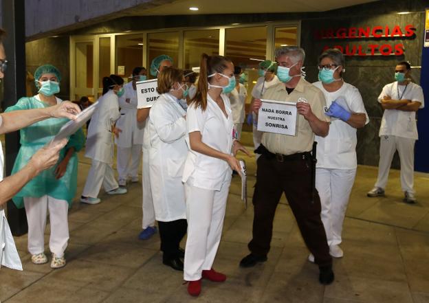 Aplausos para los sanitarios en los centros hospitalarios 