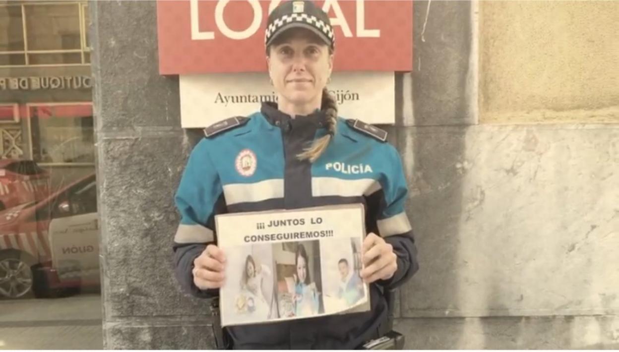 Una agente de la Policía Local, durante el vídeo homenaje. 