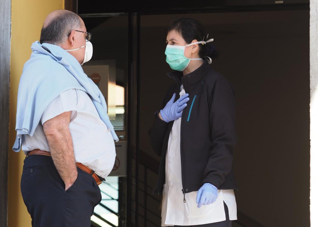 Atención a las puertas del centro de salud de El Coto. 