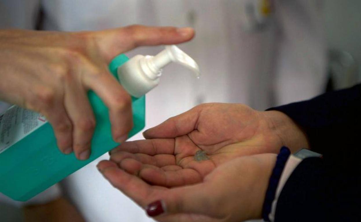 Coronavirus | Empresas asturianas se unen para fabricar 15 toneladas de hidrogel para manos