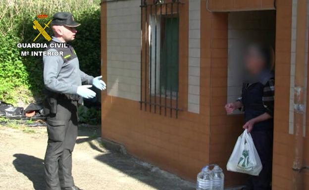 Coronavirus | La Guardia Civil lleva comida a casa de un vecino de ochenta años de Cabrales