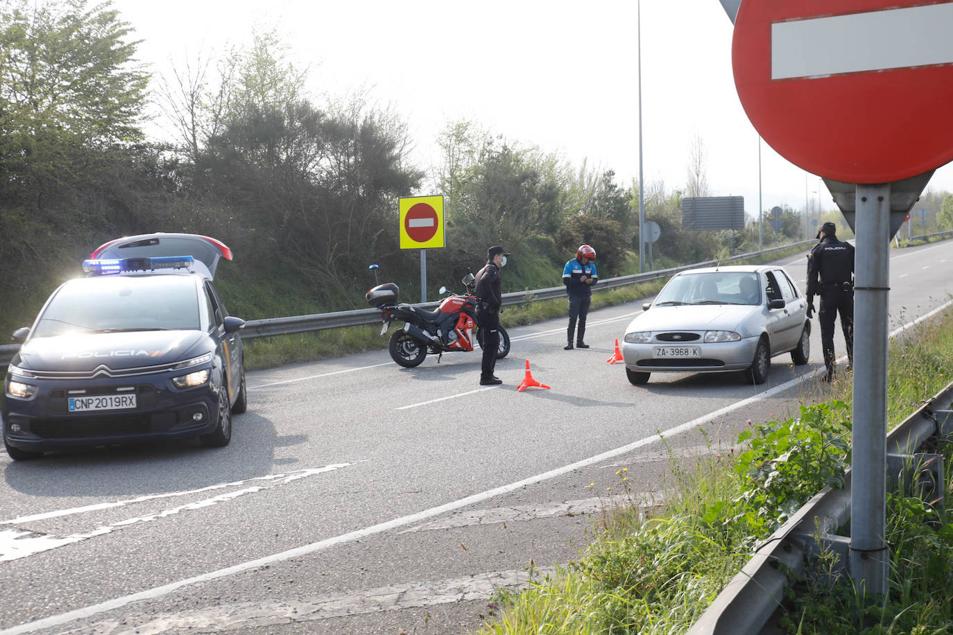 Agentes de la Policía Nacional y Local de Gijón han realizado controles de tráfico este domingo a la entrada y salida de la ciudad para garantizar las medidas de confinamiento decretadas por el Estado de Alarma para contener la pandemia de coronavirus. 