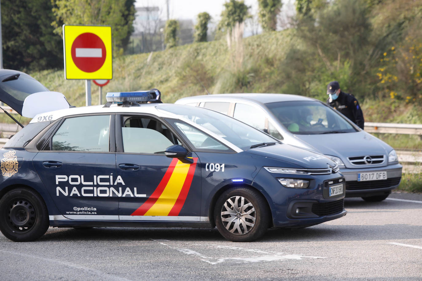 Agentes de la Policía Nacional y Local de Gijón han realizado controles de tráfico este domingo a la entrada y salida de la ciudad para garantizar las medidas de confinamiento decretadas por el Estado de Alarma para contener la pandemia de coronavirus. 