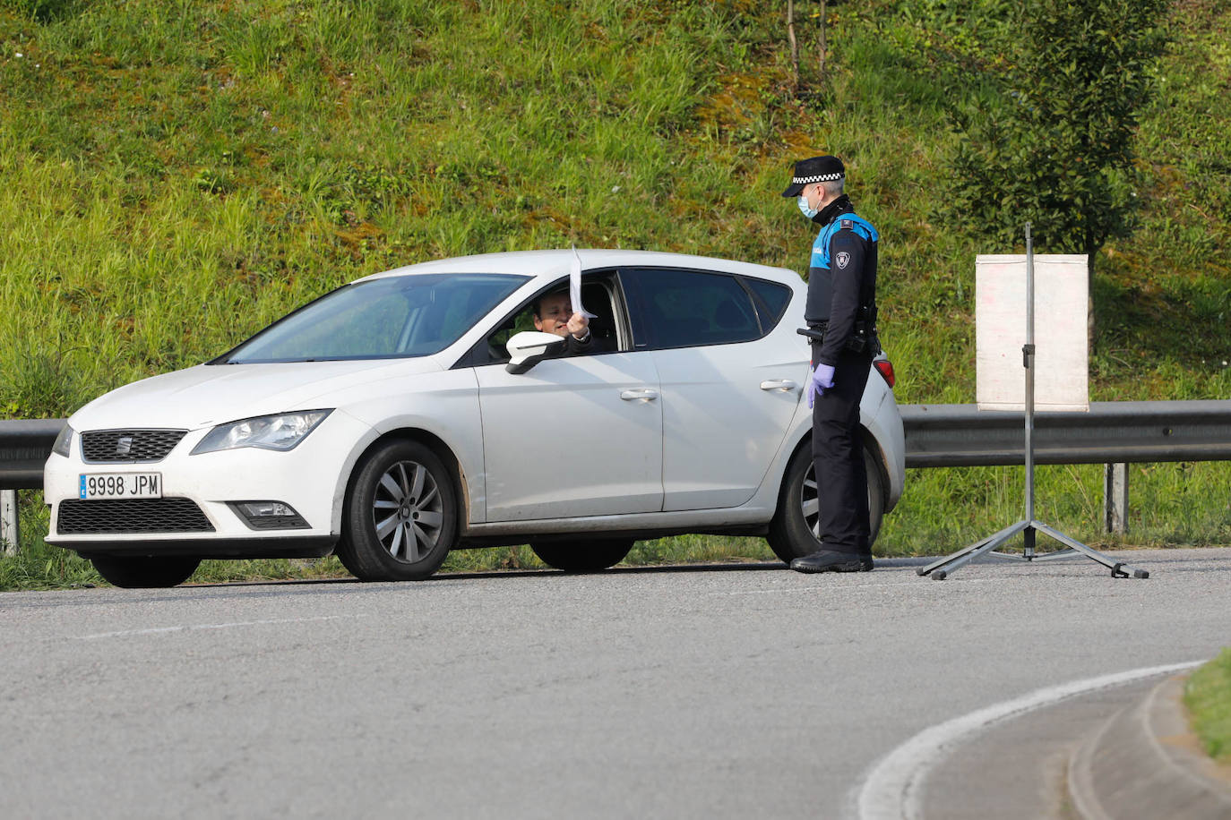 Agentes de la Policía Nacional y Local de Gijón han realizado controles de tráfico este domingo a la entrada y salida de la ciudad para garantizar las medidas de confinamiento decretadas por el Estado de Alarma para contener la pandemia de coronavirus. 