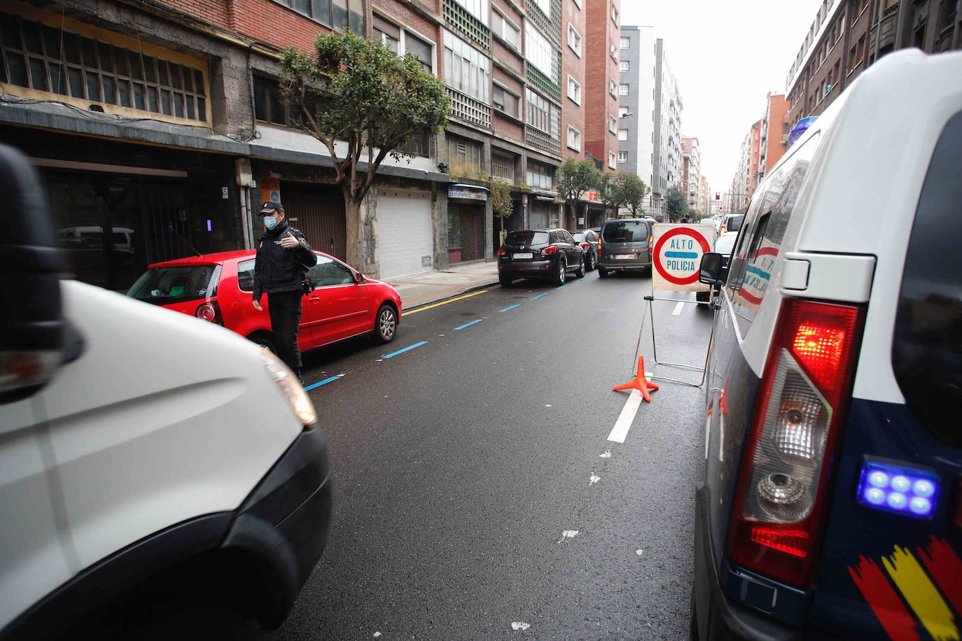 Los agentes de la Policía Nacional han trabajado este lunes para cerciorarse del cumplimiento del Estado de Alarma, después de que el Consejo de Ministros aprobase el pasado domingo el endurecimiento de las medidas de confinamiento. Los controles han llegado incluso a los autobuses urbanos de Gijón. 