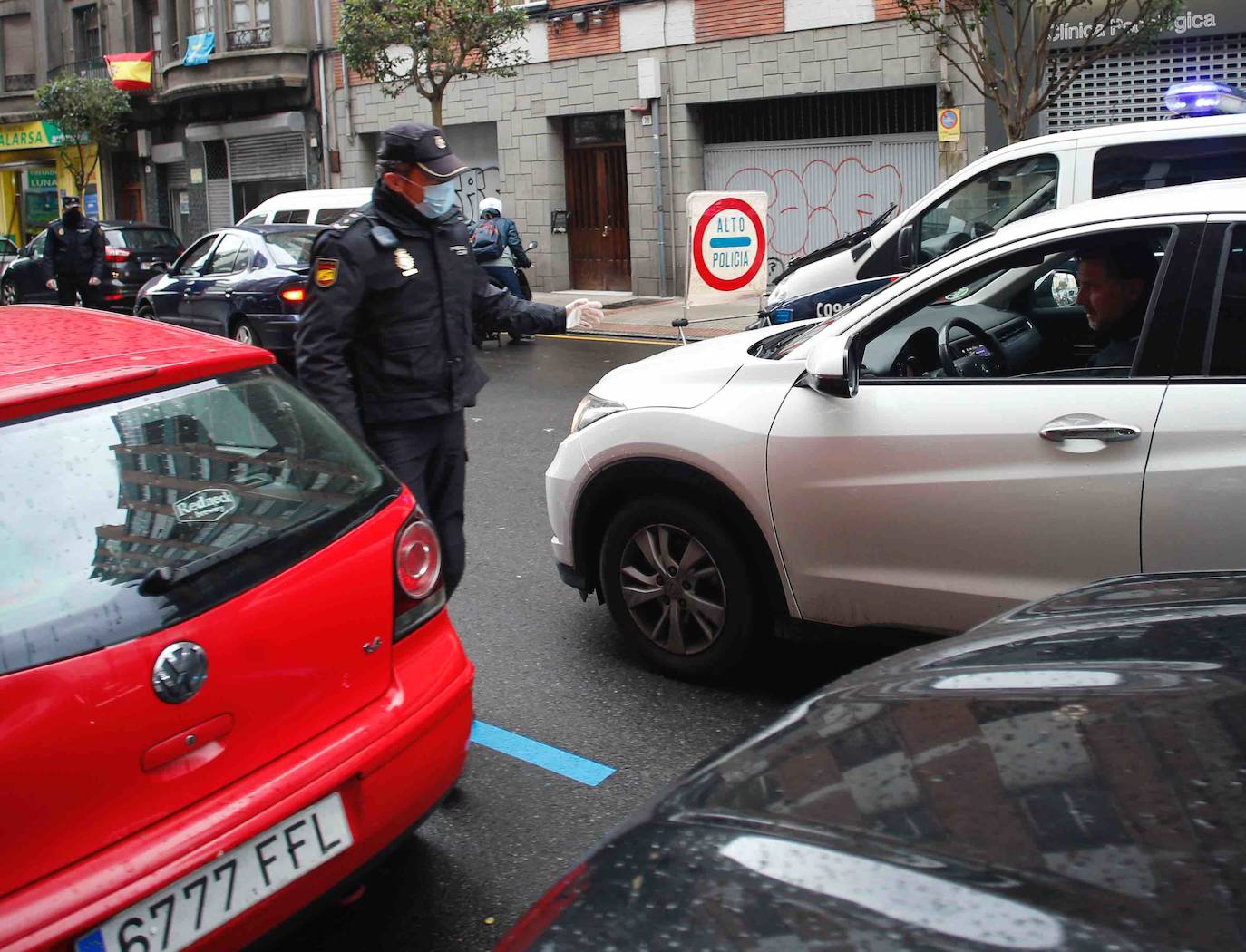 Los agentes de la Policía Nacional han trabajado este lunes para cerciorarse del cumplimiento del Estado de Alarma, después de que el Consejo de Ministros aprobase el pasado domingo el endurecimiento de las medidas de confinamiento. Los controles han llegado incluso a los autobuses urbanos de Gijón. 