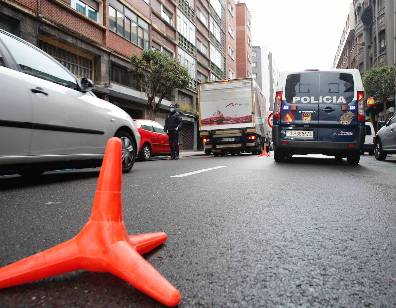 Los agentes de la Policía Nacional han trabajado este lunes para cerciorarse del cumplimiento del Estado de Alarma, después de que el Consejo de Ministros aprobase el pasado domingo el endurecimiento de las medidas de confinamiento. Los controles han llegado incluso a los autobuses urbanos de Gijón. 