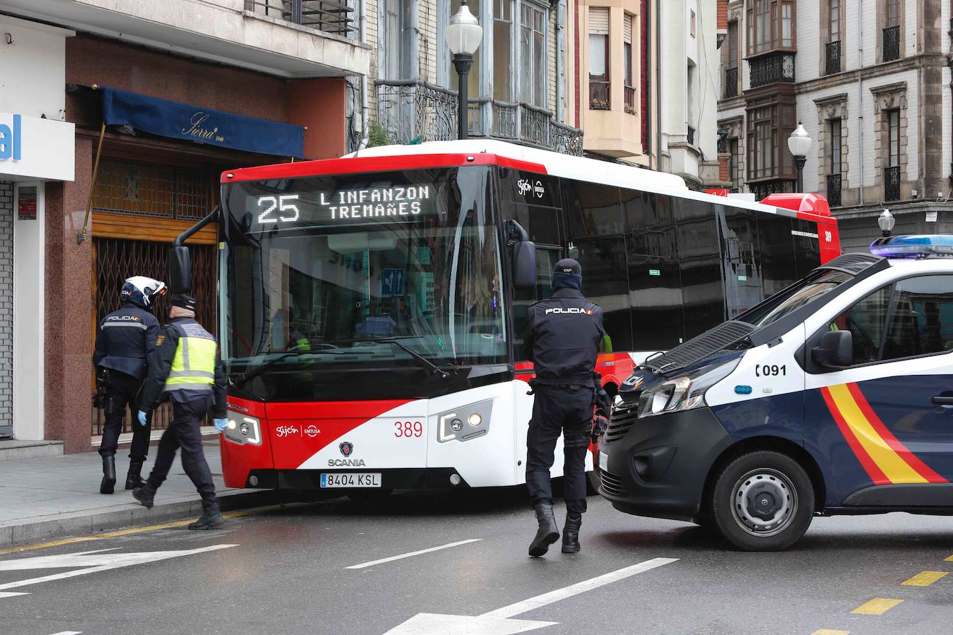 Los agentes de la Policía Nacional han trabajado este lunes para cerciorarse del cumplimiento del Estado de Alarma, después de que el Consejo de Ministros aprobase el pasado domingo el endurecimiento de las medidas de confinamiento. Los controles han llegado incluso a los autobuses urbanos de Gijón. 