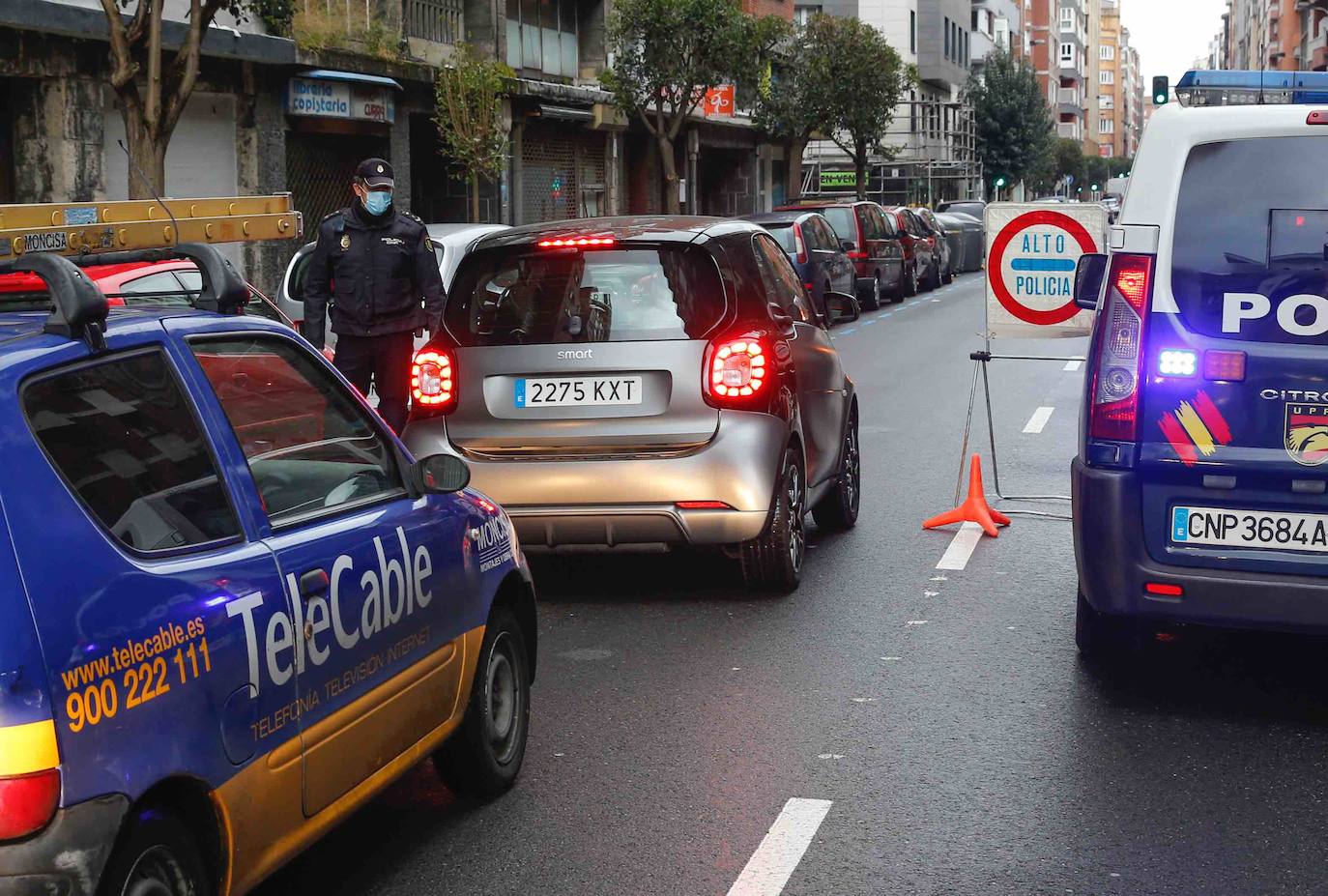 Los agentes de la Policía Nacional han trabajado este lunes para cerciorarse del cumplimiento del Estado de Alarma, después de que el Consejo de Ministros aprobase el pasado domingo el endurecimiento de las medidas de confinamiento. Los controles han llegado incluso a los autobuses urbanos de Gijón. 