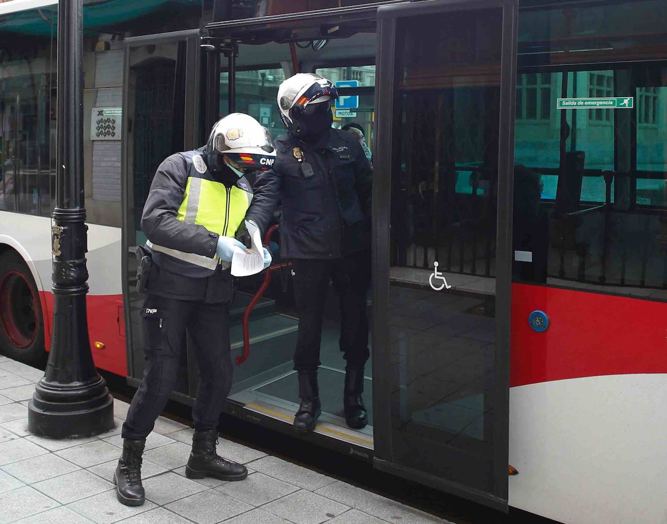 Los agentes de la Policía Nacional han trabajado este lunes para cerciorarse del cumplimiento del Estado de Alarma, después de que el Consejo de Ministros aprobase el pasado domingo el endurecimiento de las medidas de confinamiento. Los controles han llegado incluso a los autobuses urbanos de Gijón. 